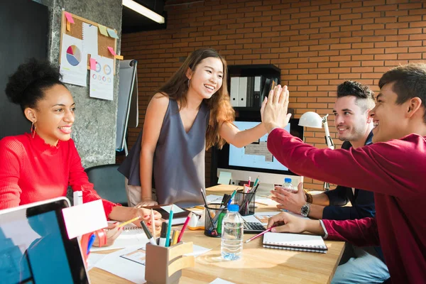 Casual Business People Making High Five Meeting Έννοια Επιχειρηματικό Εορτασμό — Φωτογραφία Αρχείου