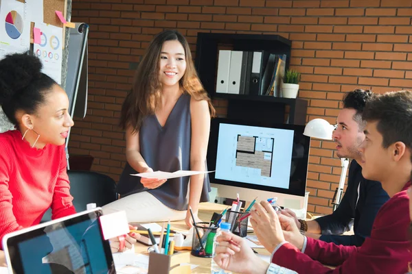 Casual Empresaria Asiática Sentada Mesa Reuniones Que Muestra Papel Sus — Foto de Stock