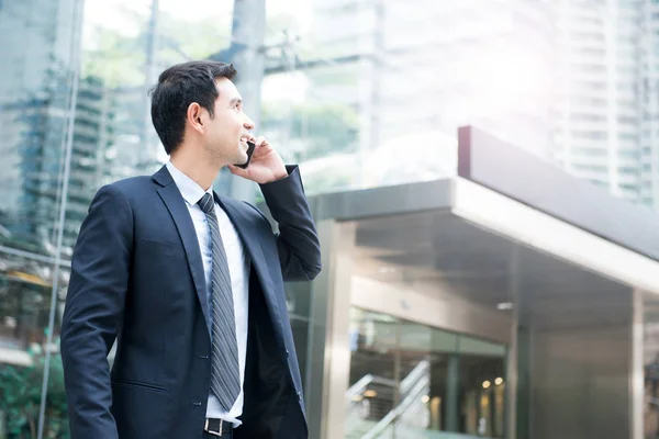Asian businessman calling on cellphone — Stock Photo, Image