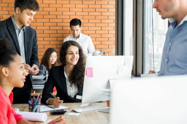 Multiethnics iş adamları alan ortak çalışma