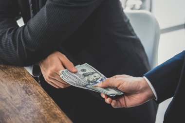 Gizlice para geçen iş adamları