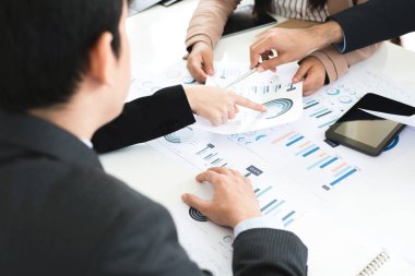 Belgeleri toplantısında tartışırken iş adamları