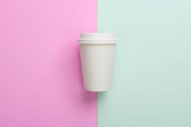 Açık mavi ve pembe renkli üzerinde tek kullanımlık paket (çıkar) kahve fincanı