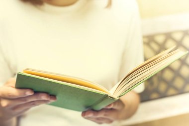 Kadın tezgah üzerinde kitap okuma