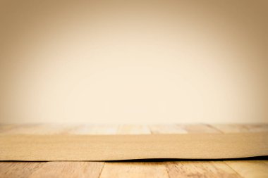 Kahverengi kağıt üzerinde ahşap masa üstü arka planı için