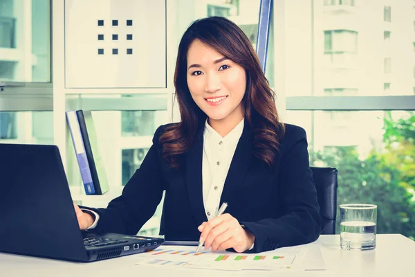 Uśmiechający się Asian kobieta interesu, praca w biurze — Zdjęcie stockowe