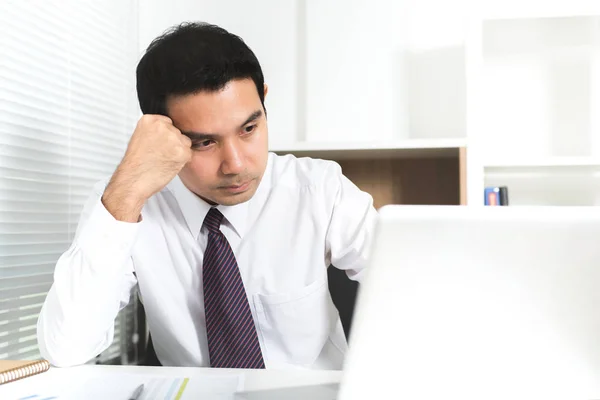 Asiático empresario llegar estresado (molesto) en trabajo — Foto de Stock