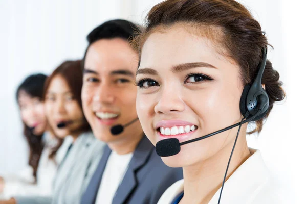 Sorrindo equipe de call center — Fotografia de Stock