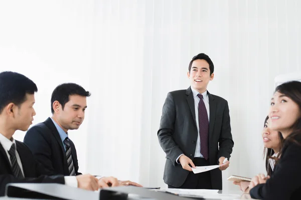 Grupo de empresários na sala de reuniões — Fotografia de Stock
