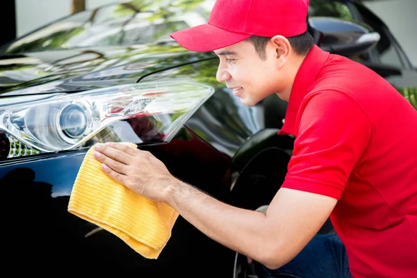 Auto service personeel in rode uniform auto schoonmaken — Stockfoto