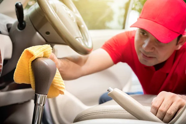 Personel serwisu samochodowego sprzątanie wnętrza samochodu — Zdjęcie stockowe