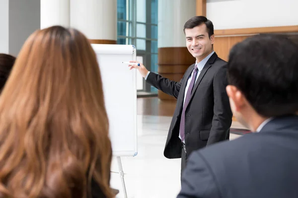 Joven empresario como líder de reunión presentando su trabajo — Foto de Stock