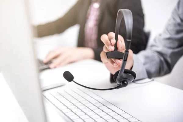 Vrouw hand met microfoon headset in callcenter — Stockfoto