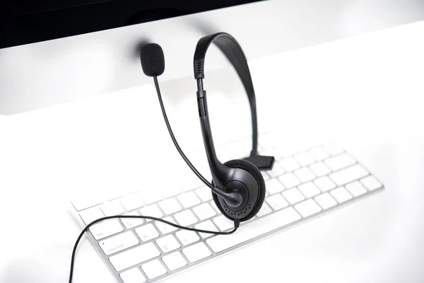 Microphone headset on computer keyboard in call center — Stock Photo, Image