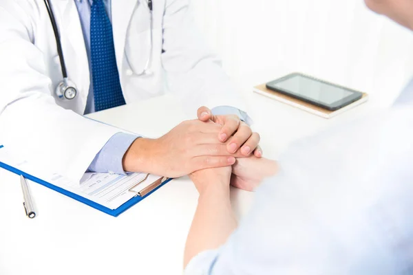 Arzt hält geduldige Hände sorgfältig — Stockfoto