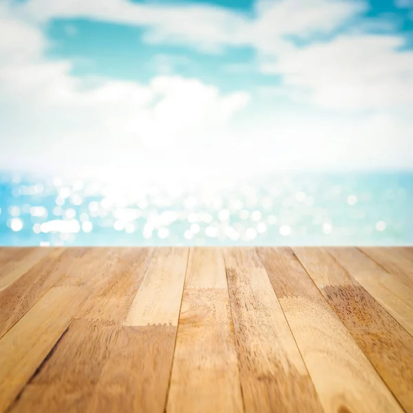 Houten tafelblad op zomer blauwe zee en hemel achtergrond — Stockfoto