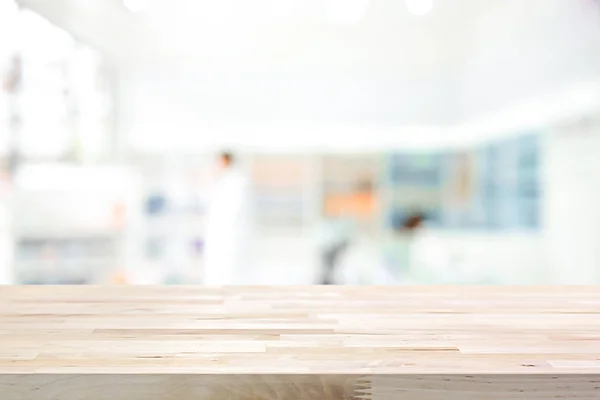 Tutup meja kayu kosong pada latar belakang apotek kabur — Stok Foto
