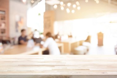 Ahşap masa üstü üzerinde Restoran (Cafe) iç arka plan bulanıklık