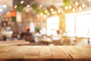 Ahşap masa üstü üzerinde Restoran (Cafe) iç arka plan bulanıklık