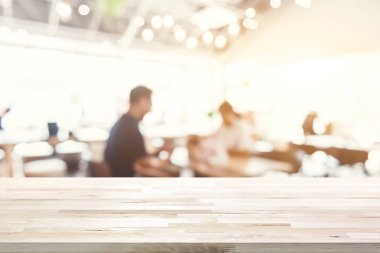 Ahşap masa üstü üzerinde Restoran (Cafe) iç arka plan bulanıklık