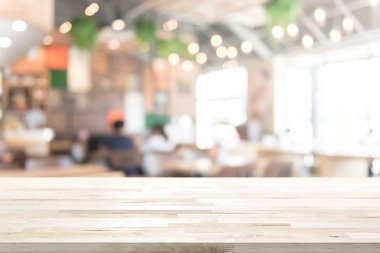 Ahşap masa üstü üzerinde Restoran (Cafe) iç arka plan bulanıklık