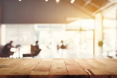 Ahşap masa üstü üzerinde Restoran (Cafe) iç arka plan bulanıklık