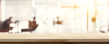 Ahşap masa üstü üzerinde kahve dükkanı (Cafe) iç arka plan bulanıklık