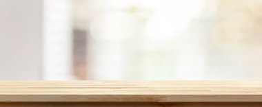 Ahşap masa bulanıklık soyut beyaz gri afiş arka plan üzerinde en iyi 