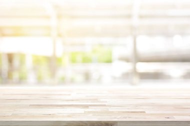 Ahşap masa üstü üzerinde mutfak penceresi arka plan bulanıklık 