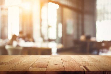Ahşap masa üstü üzerinde Restoran (Cafe) iç arka plan bulanıklık 
