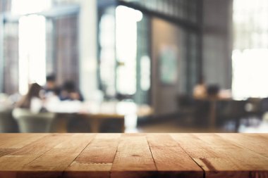 Ahşap masa üstü üzerinde Restoran (Cafe) iç arka plan bulanıklık 