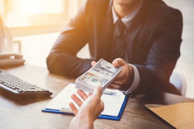 Sözleşme yaparken ortağı için para veren işadamı