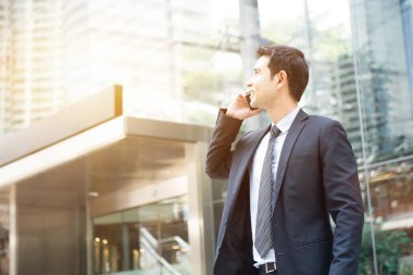 Asya işadamı smartphone üzerinde arama