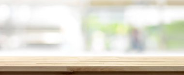 Ahşap masa üstü üzerinde beyaz yeşil mutfak penceresi arka plan bulanıklık