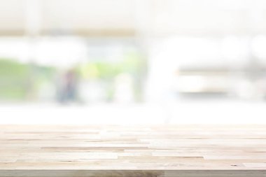 Ahşap masa üstü üzerinde mutfak penceresi arka plan bulanıklık 