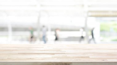 Ahşap masa üstü beyaz arka plan bulanıklık 