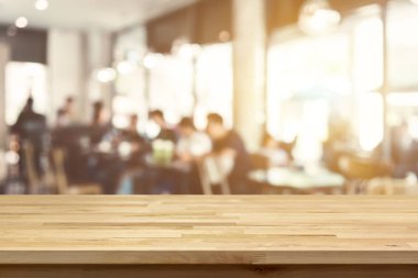 Ahşap masa üstü Restoran (Cafe) iç görüntü arka plan üzerinde 