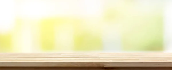 Tablero de madera sobre fondo de bandera verde blanco borroso —  Fotos de Stock