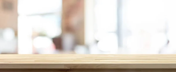 Holz Tischplatte auf Unschärfe Café (Café) Innenhintergrund — Stockfoto