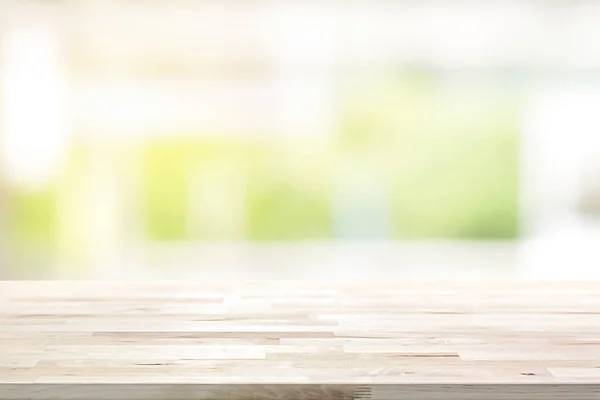 Mesa de madera sobre fondo borroso blanco ventana de la cocina verde — Foto de Stock