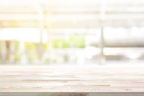 Holz Tischplatte auf verschwommenem Küchenfenster Hintergrund — Stockfoto