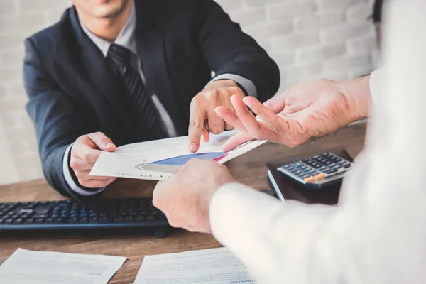 Empresarios discutiendo trabajo de documentos financieros — Foto de Stock