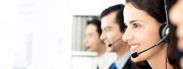 Sorrindo equipe de call center, bandeira panorâmica — Fotografia de Stock