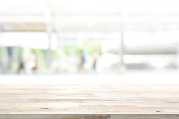 Holz Tischplatte auf weißem verschwimmen abstrakten Hintergrund von überdachten Gehweg im Freien in der Stadt — Stockfoto