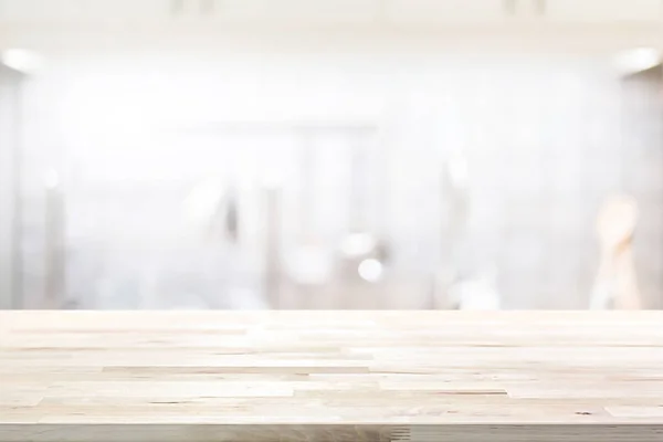 Piano di lavoro in legno (o isola della cucina) su sfondo interno cucina sfocata — Foto Stock