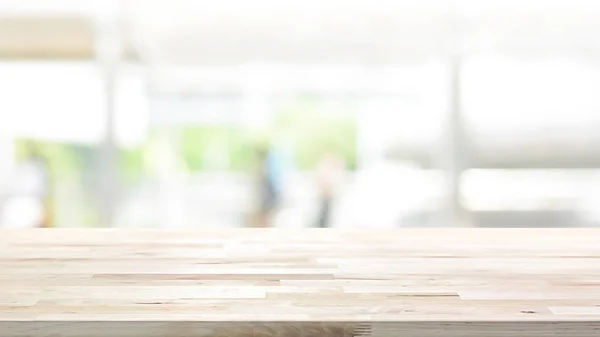 Trä bordsskiva på vita oskärpa abstrakt bakgrund — Stockfoto
