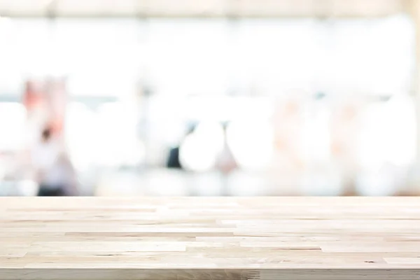 Дерев'яна стільниця на абстрактному білому фоні боке з інтер'єру ресторану — стокове фото
