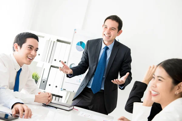 Щасливий бізнесмен як лідер зустрічі, розмовляючи зі своїми колегами — стокове фото