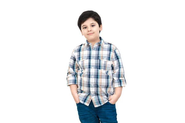 Yakışıklı şirin Asyalı çocuk beyaz arka plan üzerinde poz — Stok fotoğraf