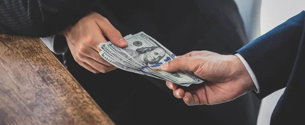 Empresários secretamente passando dinheiro - suborno e conceitos de corrupção — Fotografia de Stock